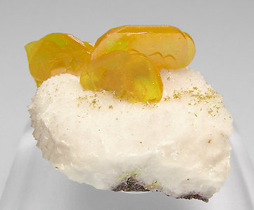 Wulfenita con Calcita. Vista frontal