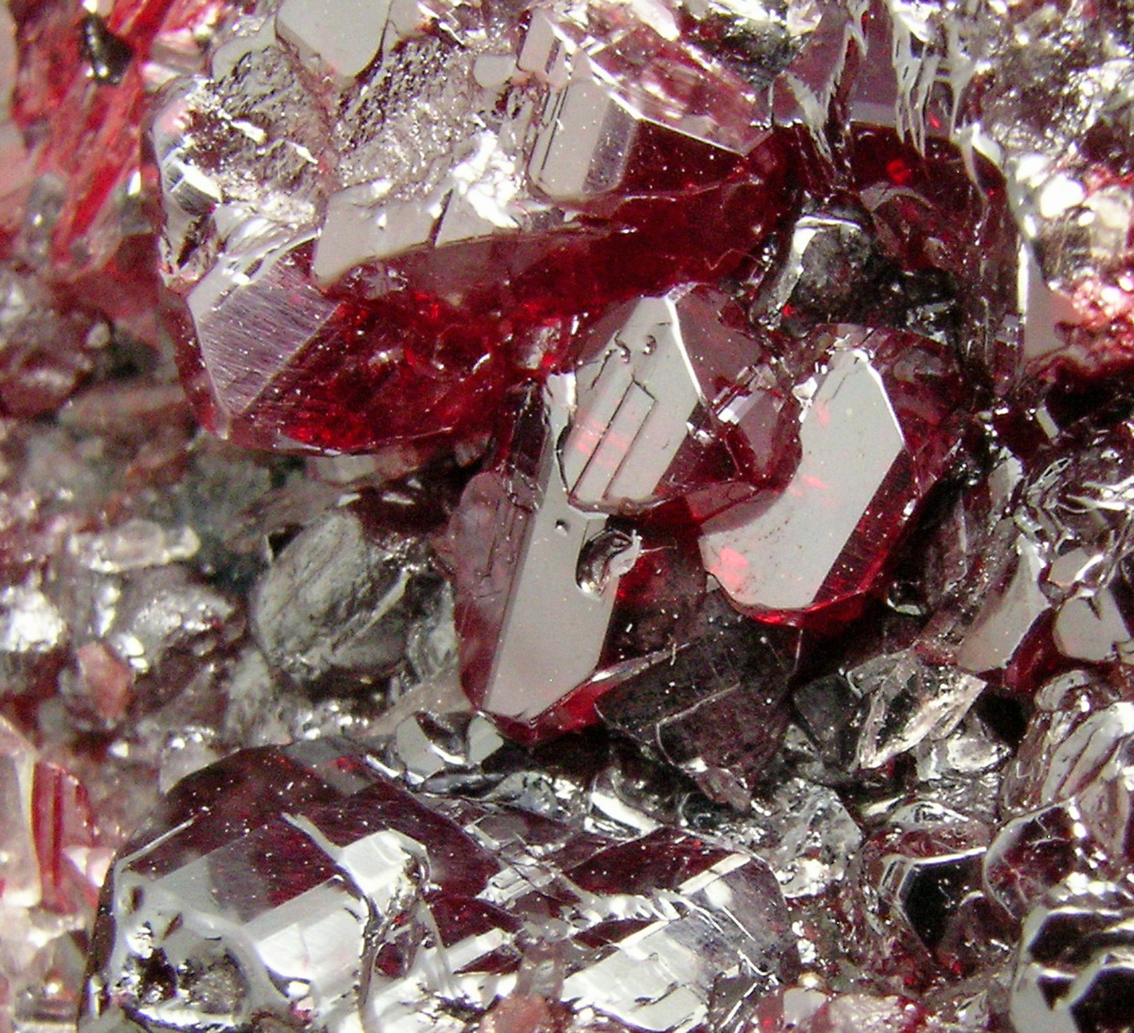 киноварь минерал ртуть. киноварь самоцвет. киноварь с пиритом. камень киноварь минерал. ртутный минерал.