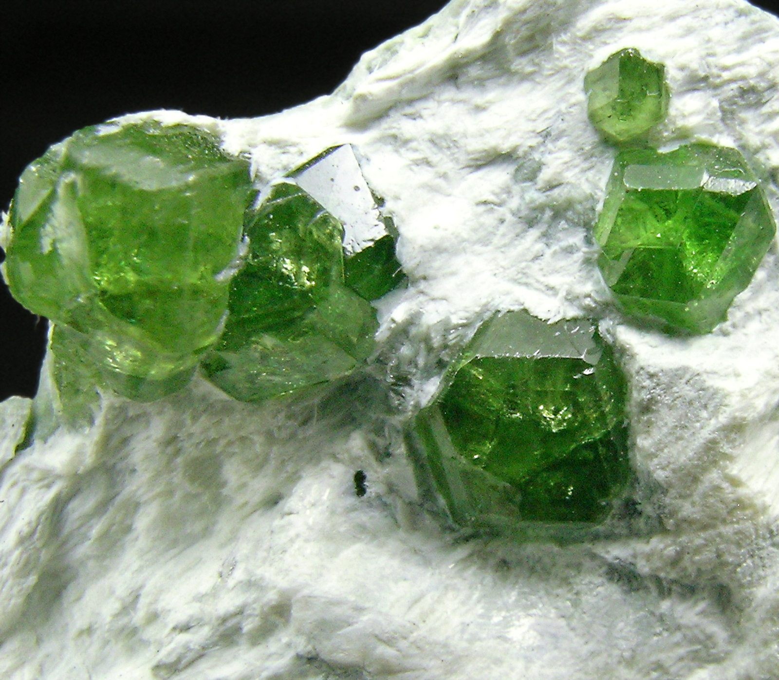 specimens/s_imagesQ0/Andradite_Demantoid-ET46Q0d.jpg