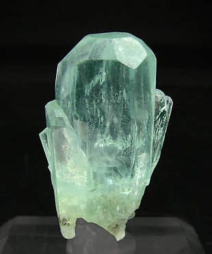 Beryl (variety aquamarine). Rear