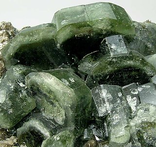 Fluorapatito con Moscovita, Cuarzo y Dolomita. 