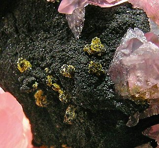 Rhodochrosite with Tsumcorite and Galena. 