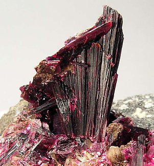 Erythrite with Quartz. 