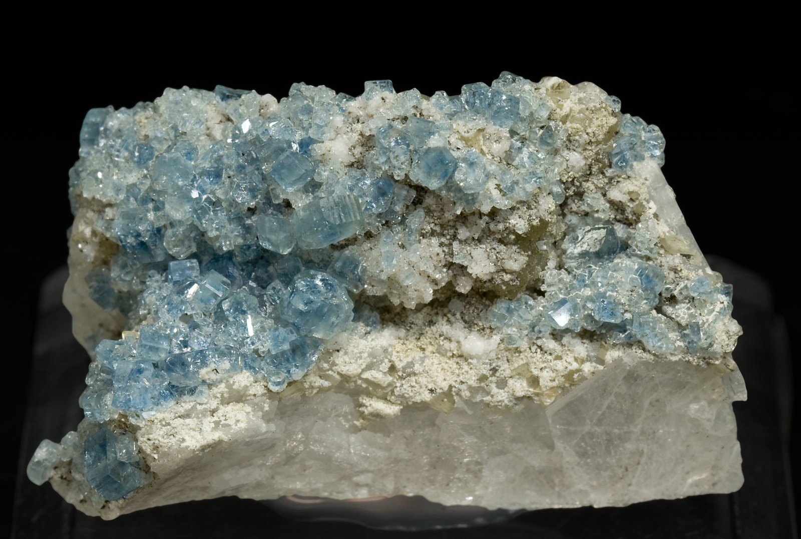 specimens/s_imagesR4/Fluorapatite-EE63R4f.jpg