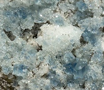 Fluorapatito con Bertrandita, Albita, Moscovita y Cuarzo. 
