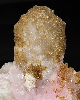 Eosphorite with Quartz, Quartz (variety rose) and Muscovite. 