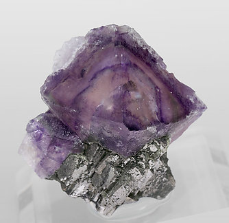 Fluorita octaédrica con Arsenopirita.