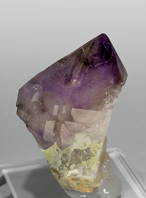 Sceptered Quartz (variety amethyst) with smoky Quartz. Side