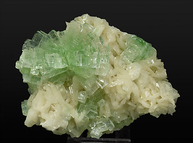 Fluorapophyllite-(K) with Stilbite. 