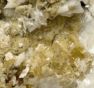 Sabinaite with Analcime and Aegirine. 