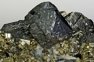 Sphalerite with Pyrite and Quartz. 