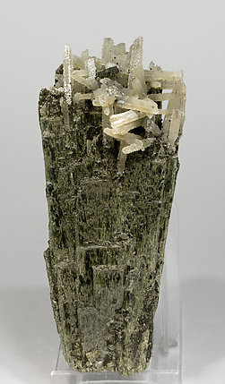 Hedenbergite with Quartz. Front