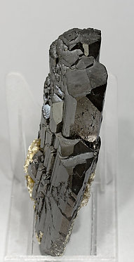 Ferberite with Muscovite. Side