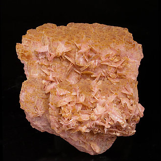Rhodonita con Tremolita manganesífera. Vista frontal