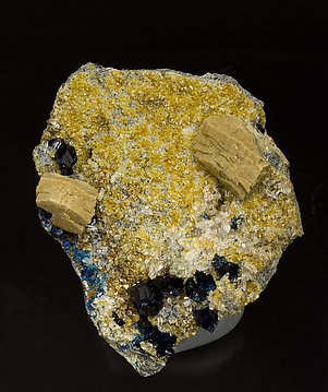 Whiteite-(CaMnMg) with Siderite, Lazulite and Quartz. 