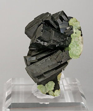 Babingtonite with Prehnite. Side