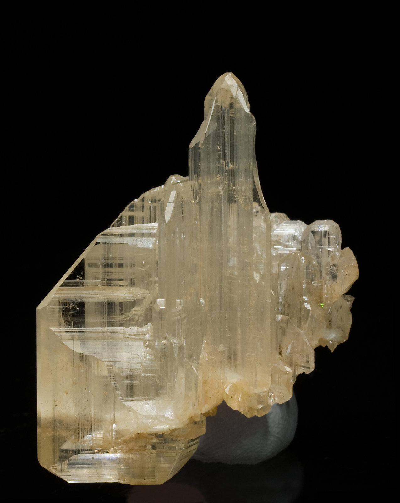 specimens/s_imagesV9/Cerussite-EH28V9f.jpg