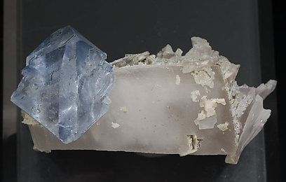 Fluorita octaédrica con Calcita. Vista superior