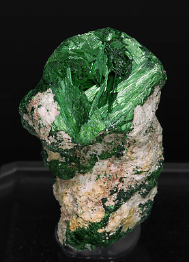 Szenicsite with Powellite. 