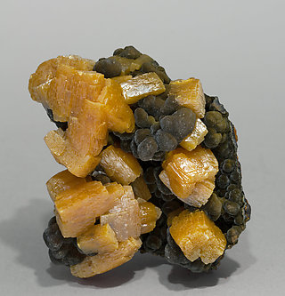 Wulfenite on Mottramite. Side