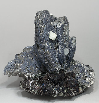 Löllingita con Molibdenita, Scheelita, Fluorita y Magnetita. Vista lateral