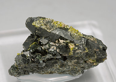 Allanite-(La) zoned with Epidote and with Magnetite. 