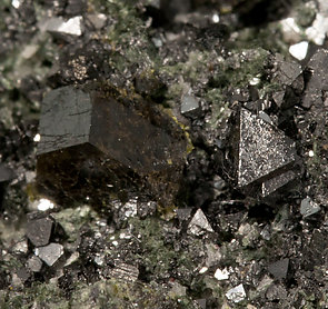 Allanite-(La) zoned with Epidote and with Magnetite. 