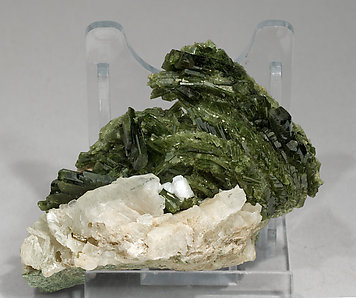 Diopside with Calcite. 