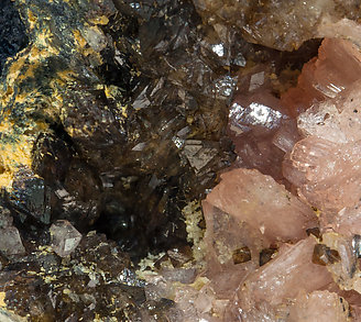 Correianevesite with Hureaulite and Rockbridgeite. 