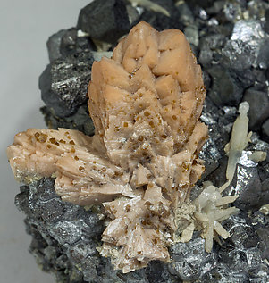 Genthelvita con Magnetita y Cuarzo.