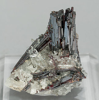 Hübnerite with Quartz. Side