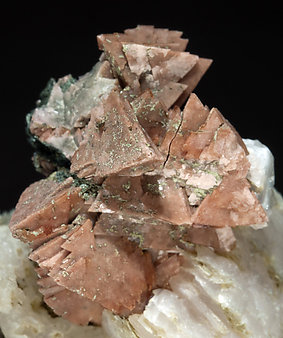 Genthelvite with Calcite and Chlorite. 