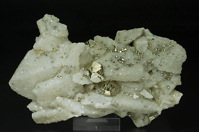 Pyrite on Quartz and Calcite-Dolomite. Side