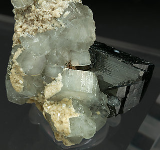Quartz, Ferberite, Fluorapatite, Muscovita, Sphalerite, Siderite, Arsenopyrite and Pyrite. 