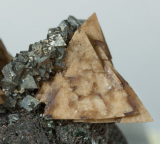 Genthelvita con Magnetita y Arsenopirita.