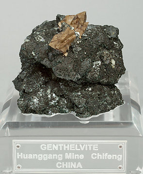 Genthelvita con Magnetita y Arsenopirita.