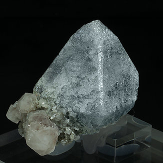 Scheelite with Molybdenite inclusions and Quartz. Side