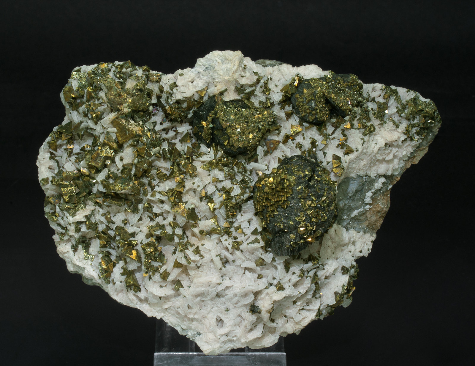 specimens/s_imagesZ4/Chalcopyrite-VM56Z4f.jpg