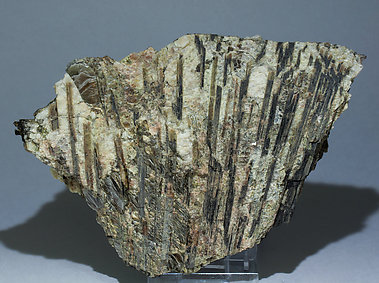 Allanite-(Ce) con Moscovita, Spessartina y perthita.